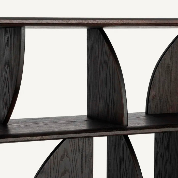 Estantería de pie en posición horizontal, fabricada en madera de caucho. Color marrón oscuro.