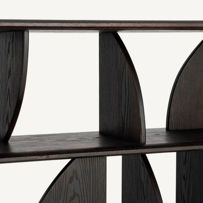 Estantería de pie en posición horizontal, fabricada en madera de caucho. Color marrón oscuro.
