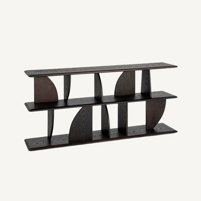 Estantería de pie en posición horizontal, fabricada en madera de caucho. Color marrón oscuro.