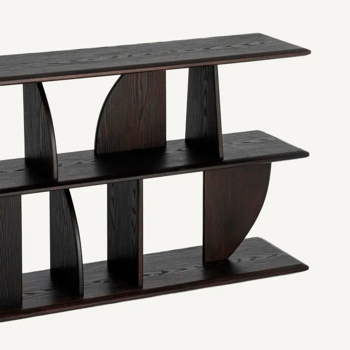 Estantería de pie en posición horizontal, fabricada en madera de caucho. Color marrón oscuro.