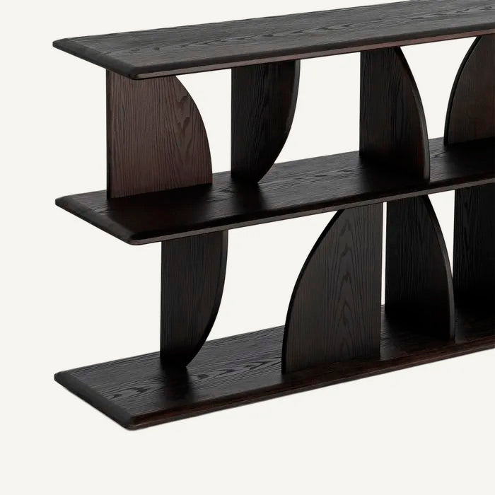 Estantería de pie en posición horizontal, fabricada en madera de caucho. Color marrón oscuro.
