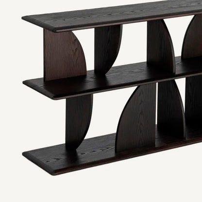 Estantería de pie en posición horizontal, fabricada en madera de caucho. Color marrón oscuro.