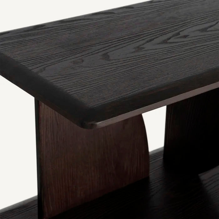 Estantería de pie en posición horizontal, fabricada en madera de caucho. Color marrón oscuro.