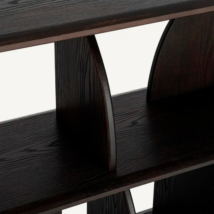 Estantería de pie en posición horizontal, fabricada en madera de caucho. Color marrón oscuro.