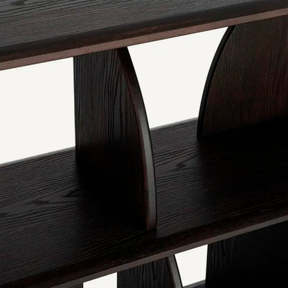 Estantería de pie en posición horizontal, fabricada en madera de caucho. Color marrón oscuro.