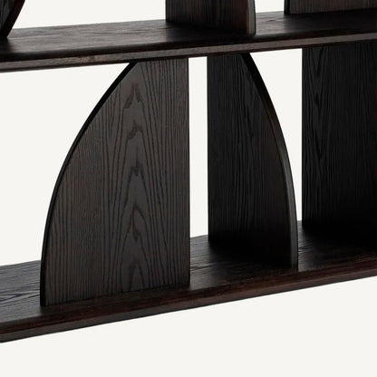 Estantería de pie en posición horizontal, fabricada en madera de caucho. Color marrón oscuro.