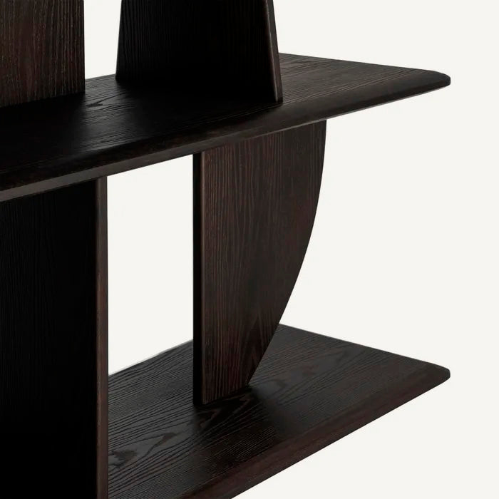 Estantería de pie en posición horizontal, fabricada en madera de caucho. Color marrón oscuro.