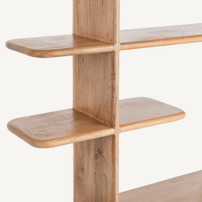 Estantería natural de pie fabricada en madera de mango, color claro. Varios estantes