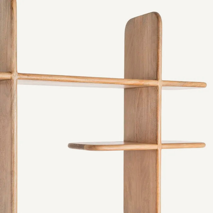 Estantería natural de pie fabricada en madera de mango, color claro. Varios estantes