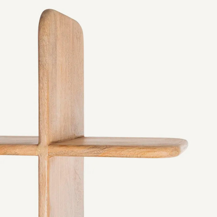 Estantería natural de pie fabricada en madera de mango, color claro. Varios estantes