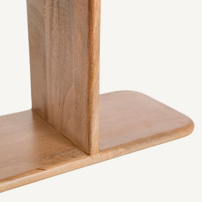 Estantería natural de pie fabricada en madera de mango, color claro. Varios estantes