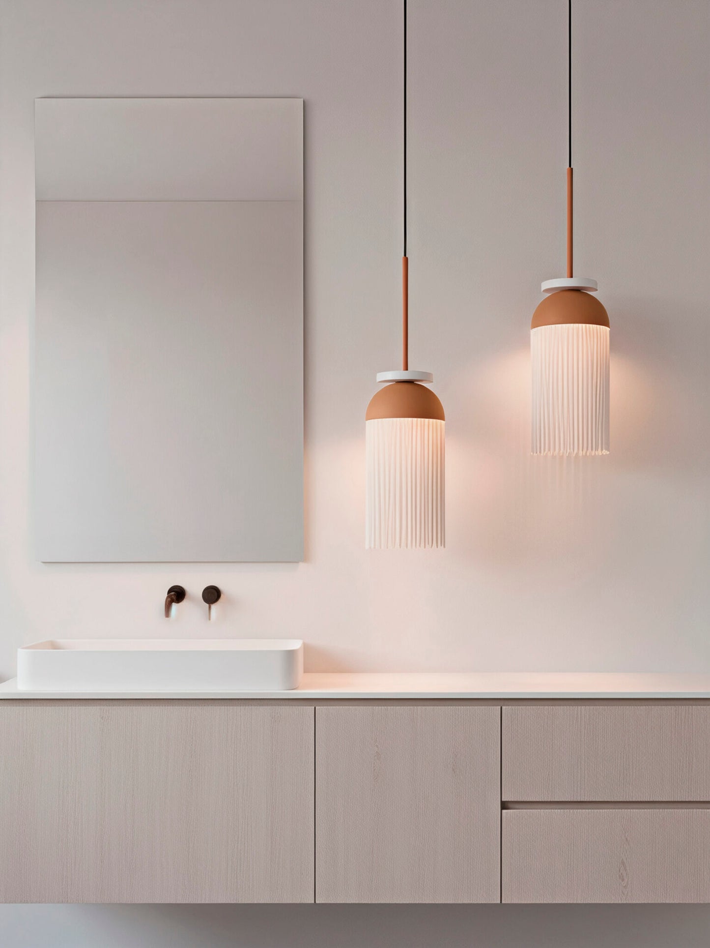 Lámpara colgante en color teja y blanco con flecos