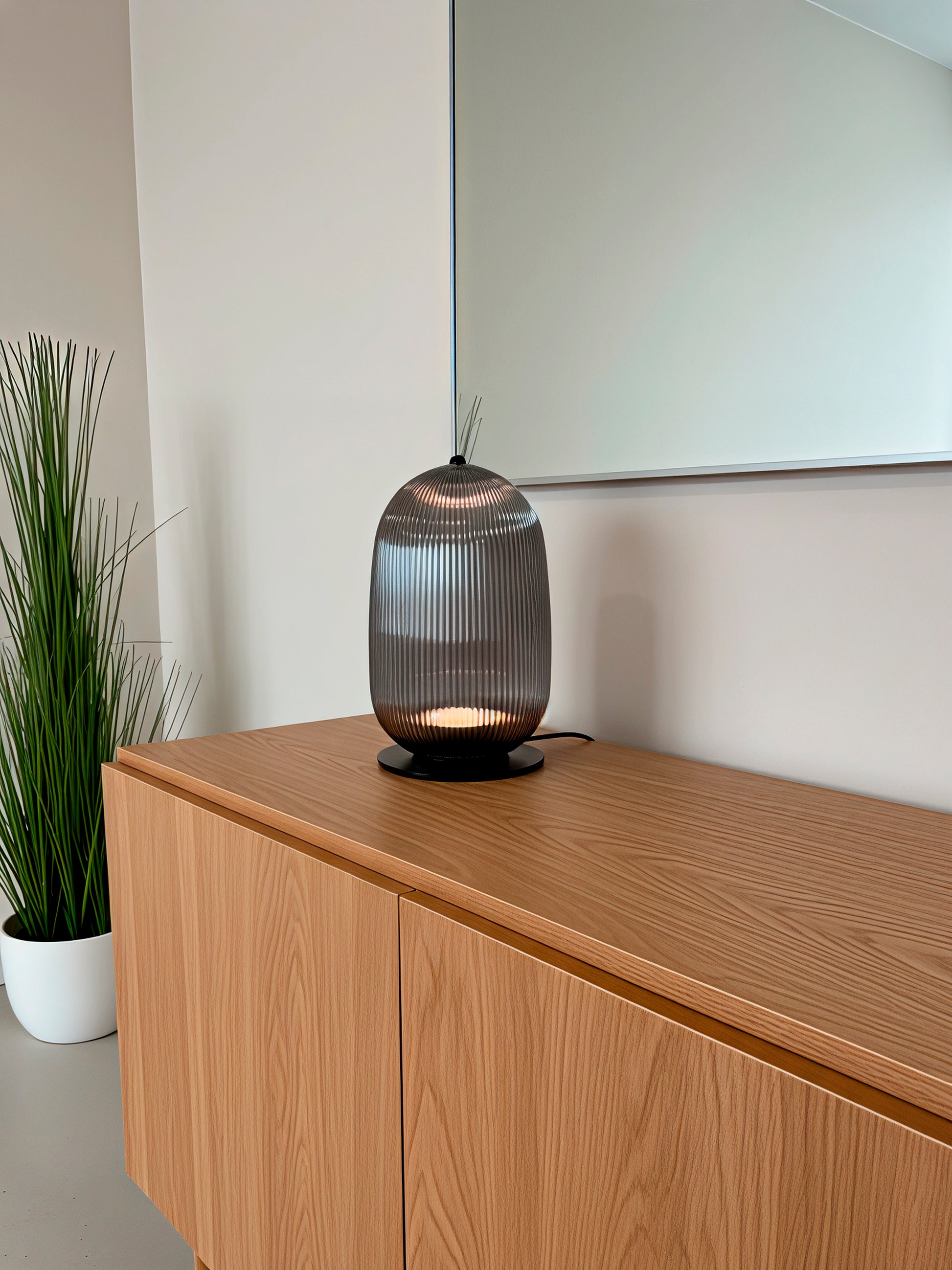 Lámpara de mesa en color negro de cristal rayado.