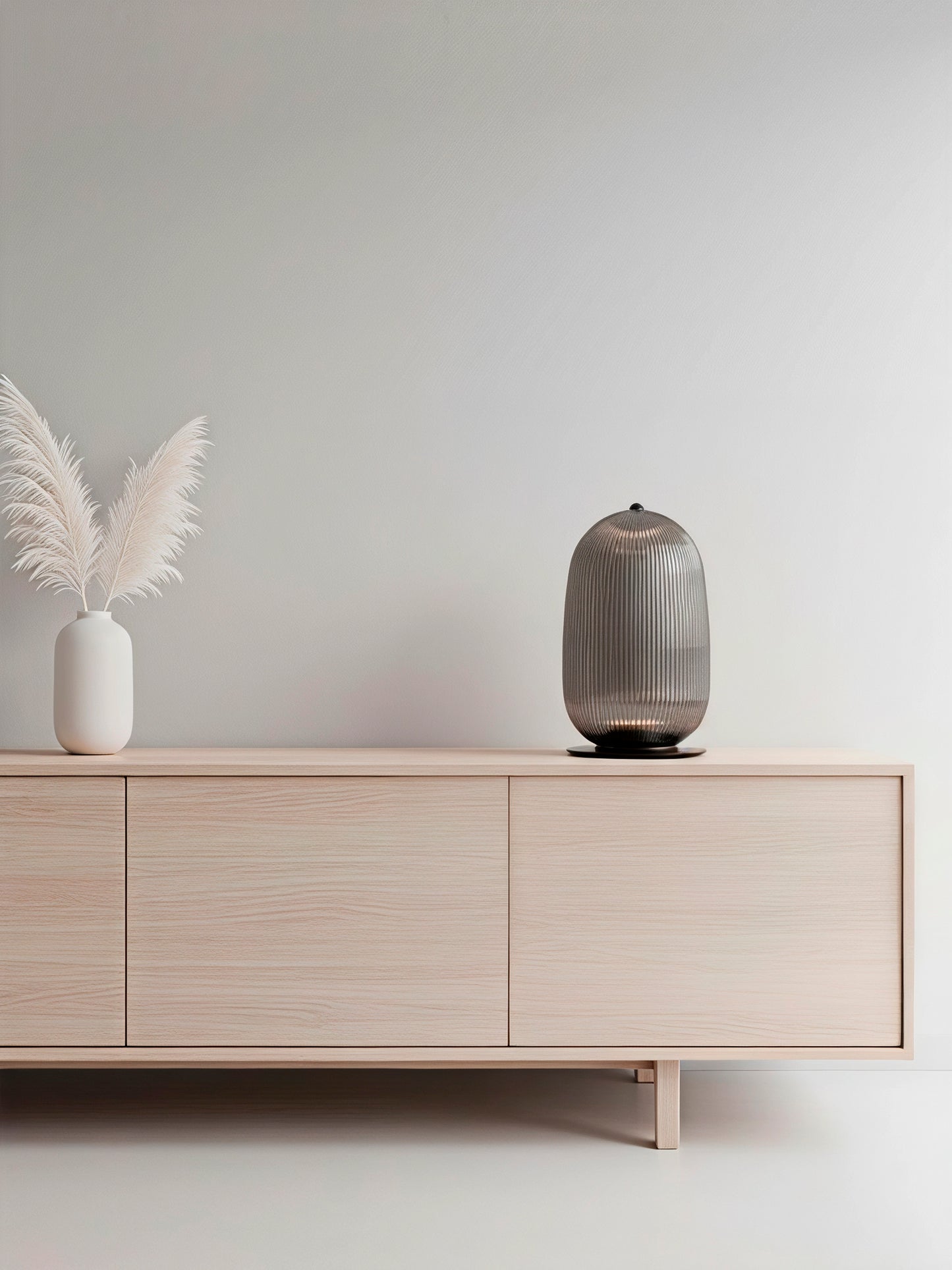 Lámpara de mesa en color ahumado de cristal rayado.