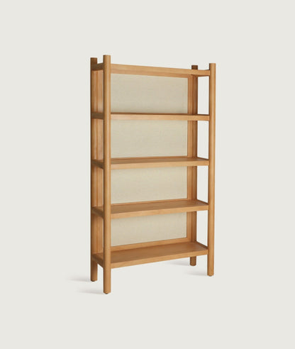 Estantería fabricada en madera de mango combinada con detalles en bambú beige.