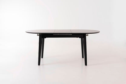 Mesa de comedor ovalada y extensible, en color negro con vetas blancas. Fabricada de metal combinada con tapa de porcelánico negro.