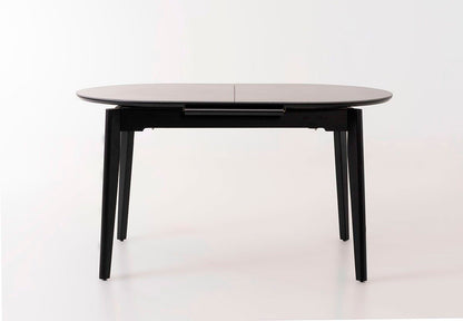 Mesa de comedor ovalada y extensible, en color negro con vetas blancas. Fabricada de metal combinada con tapa de porcelánico negro.