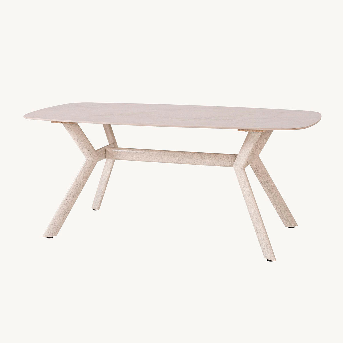 Mesa de comedor outdoor, con un diseño minimalista. Fabricada de metal con tapa de porcelánico ovalada en color beige con pequeñas vetas.