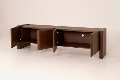 Mueble Tv en madera de chapa de nogal, robusto con patas y dos huecos internos.