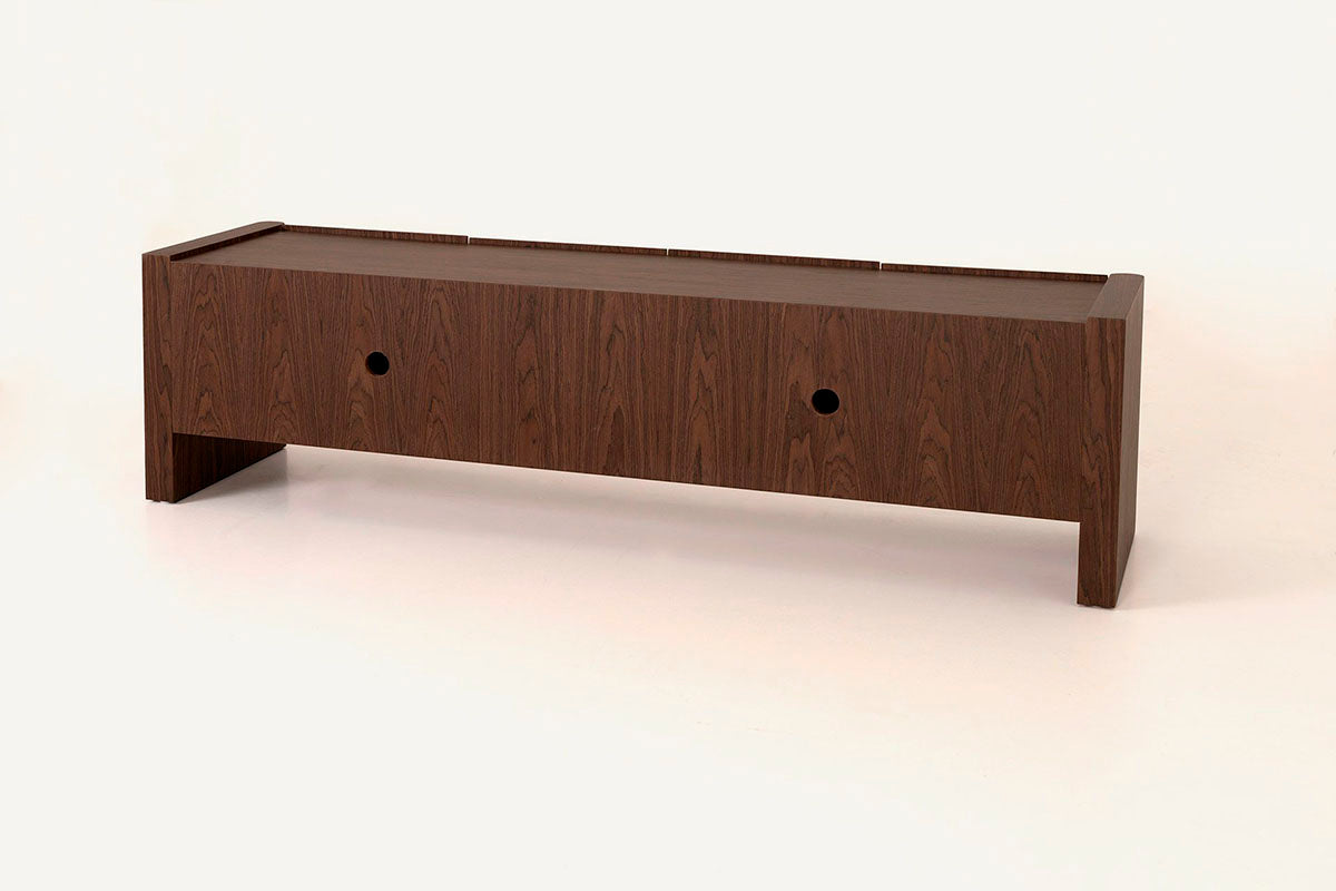 Mueble Tv en madera de chapa de nogal, robusto con patas y dos huecos internos.