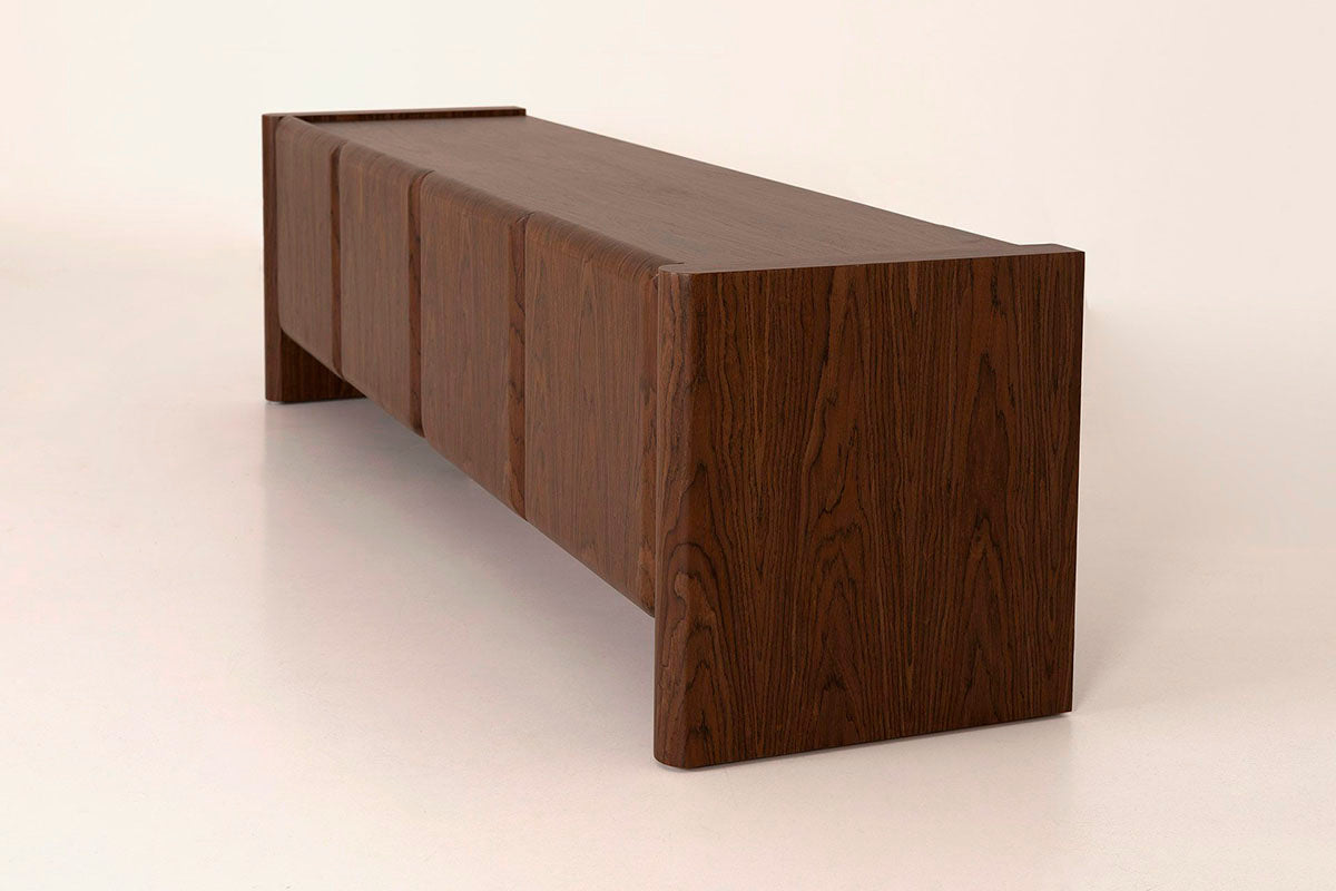Mueble Tv en madera de chapa de nogal, robusto con patas y dos huecos internos.