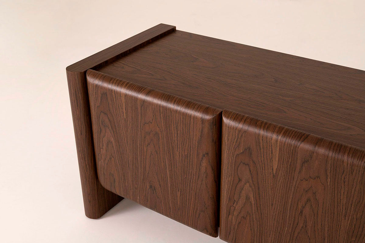 Mueble Tv en madera de chapa de nogal, robusto con patas y dos huecos internos.