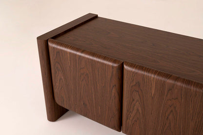 Mueble Tv en madera de chapa de nogal, robusto con patas y dos huecos internos.