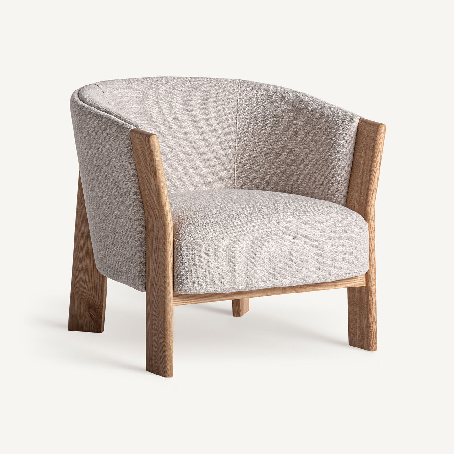 Butaca Nara de diseño en color beige con estructura de madera de roble.