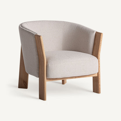 Butaca Nara de diseño en color beige con estructura de madera de roble.