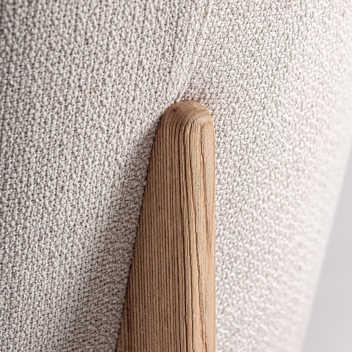 Detalle de la estructura de madera de roble de la butaca Nara.