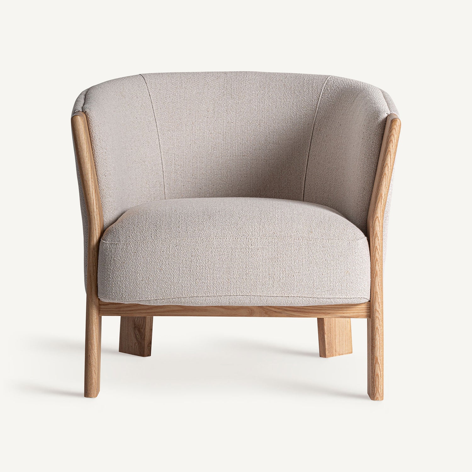 Sillón Nara tapizado en tejido hidrófugo beige.