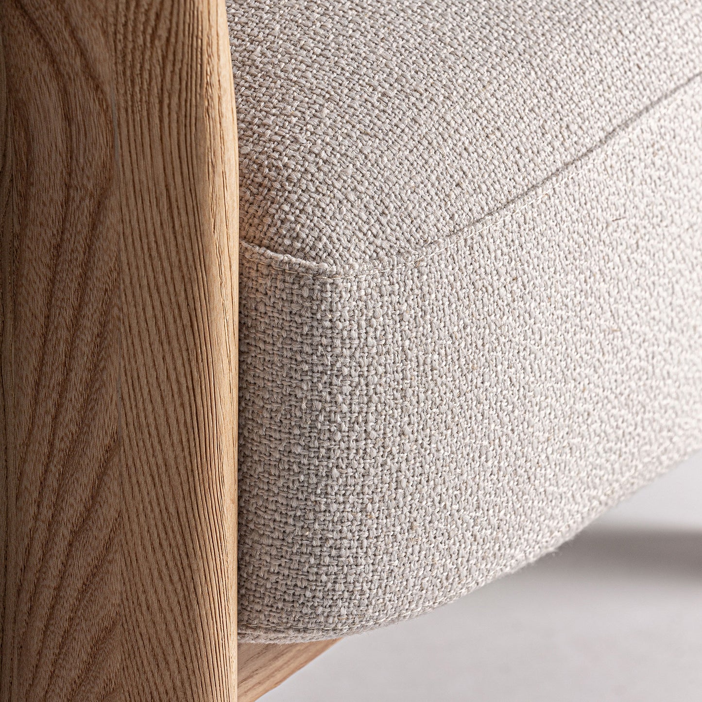 Detalle del tejido hidrófugo de la butaca Nara beige.