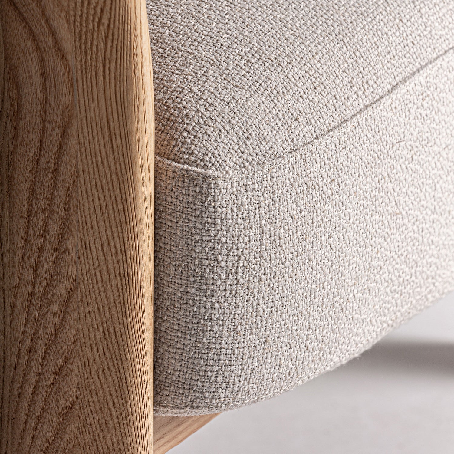 Detalle del tejido hidrófugo de la butaca Nara beige.