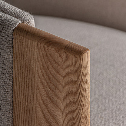 Butaca Nara con tapizado beige.