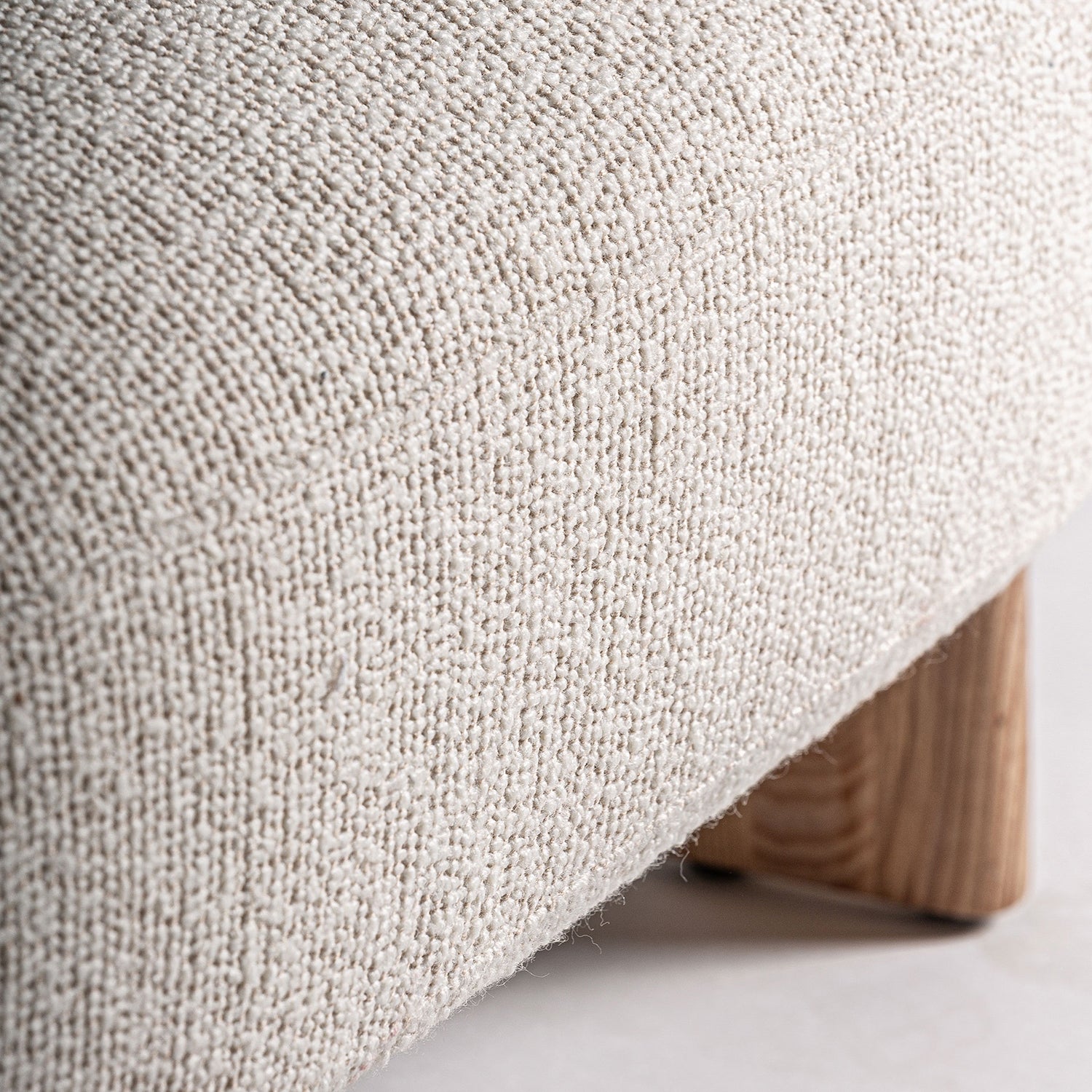 Detalle del tejido hidrófugo beige del sofá Nara.