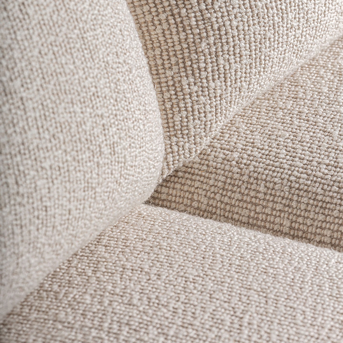Detalle del asiento y respaldo del sofá Nara con tapizado beige.