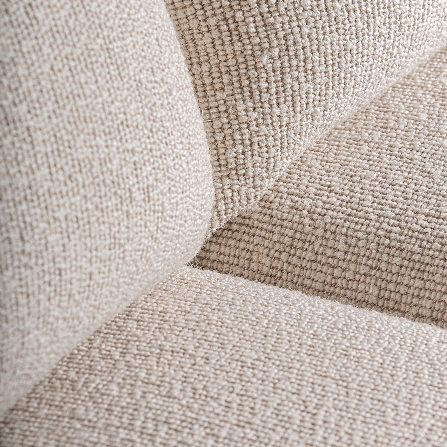 Detalle del asiento y respaldo del sofá Nara con tapizado beige.