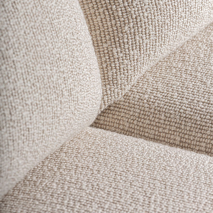 Detalle del asiento y respaldo del sofá Nara con tapizado beige.