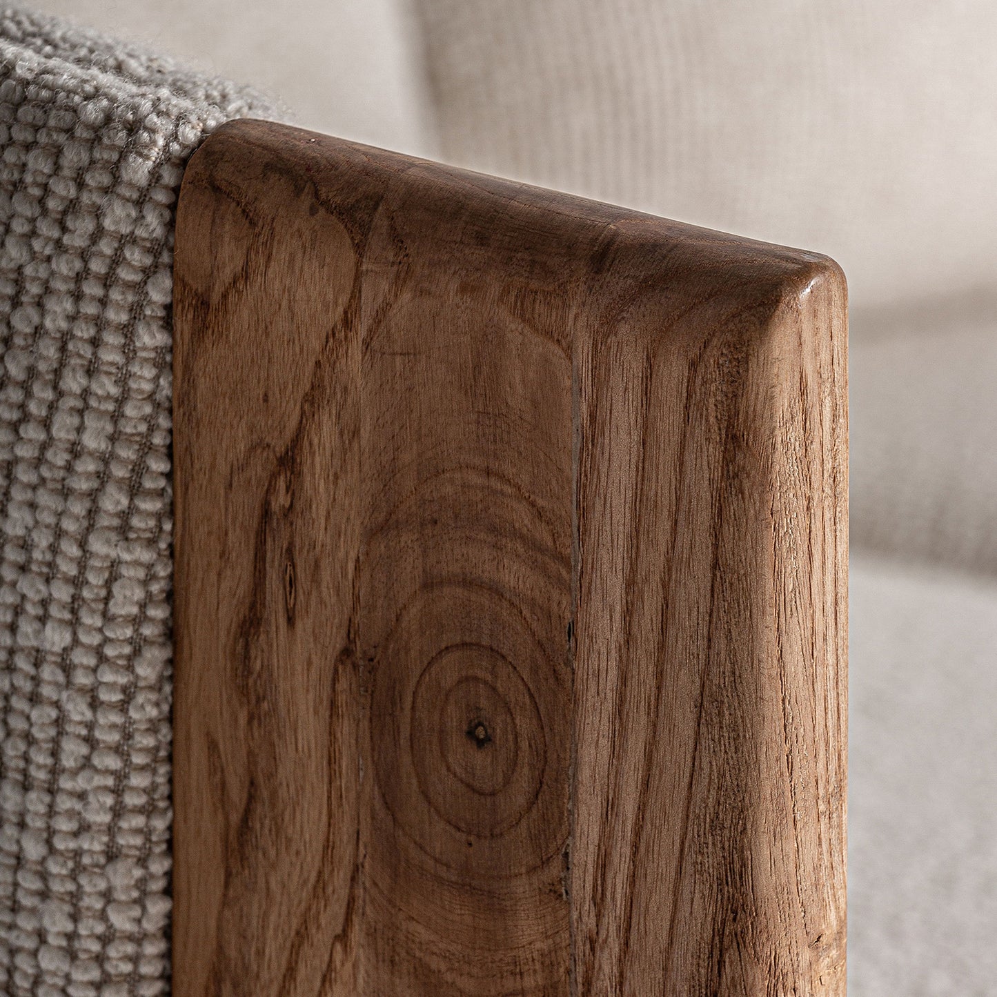 Detalle de la estructura de madera de roble del sofá Nara.