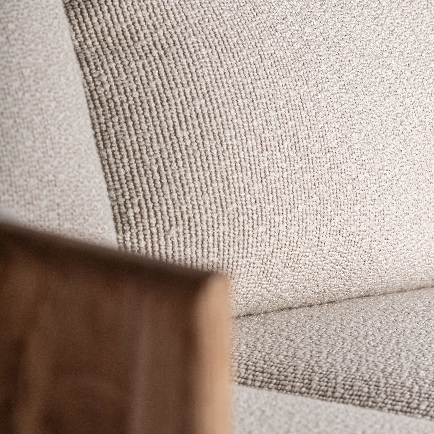 Sofá Nara diseñado por Francesc Rifé con acabado en beige y madera de roble.