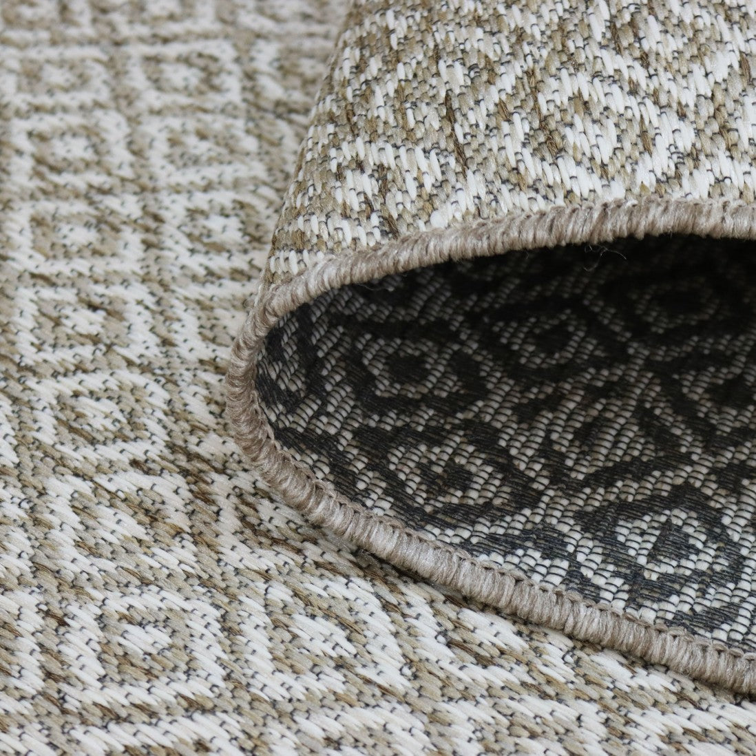 Alfombra de interior y exterior con rombos beige