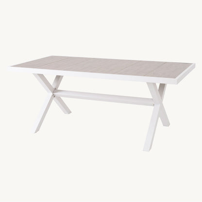 Mesa de comedor exterior, fabricada de aluminio blanco y tapa de cerámica efecto madera.